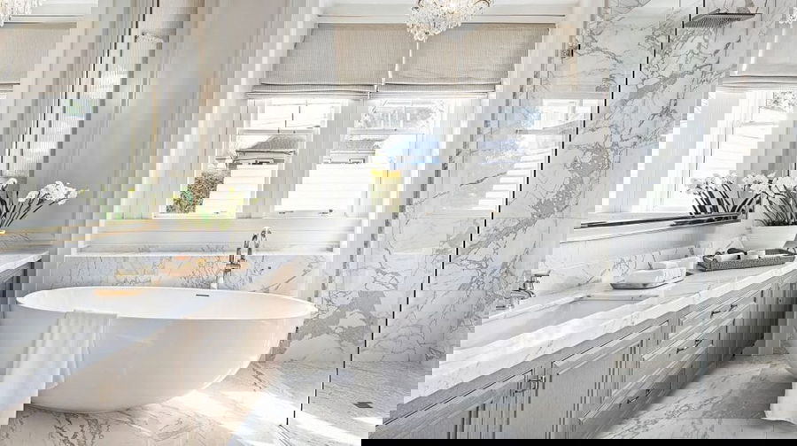 Comment concevoir une petite salle de bain principale : Maximiser style et fonctionnalité