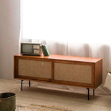 Mueble para TV Cottage Natural de 60 pulgadas con puertas tejidas de mimbre y estantes ajustables