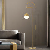 Lampadaire moderne à arc en or avec une nuance de globe en verre blanc 1-Light