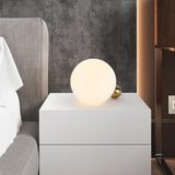 Lámpara de mesa de globo blanco de 1 luz con base de globo dorado