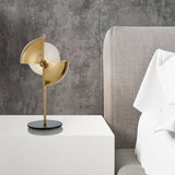 ポストモダンガラスグローブテーブルランプ1ライトベッドルーム用の金色の回転可能な色合いの光