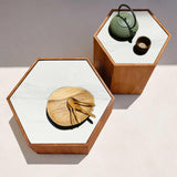 2-teiliges modernes Hexagon-Couchtisch-Set aus Kunstmarmor und Teakholz für den Außenbereich in Natur und Weiß