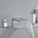 滝のデッキマウントローマの浴槽蛇口は、ブラシをかけられた金の羽毛屋を備えています