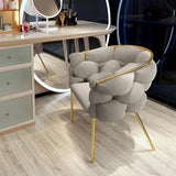 灰色の北欧のアクセントの椅子のビロードの家具製造販売業の椅子房状の椅子