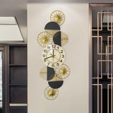 Geometrische Luxus-Wanduhr in Schwarz und Gold, großes Kunstdekor aus Metall