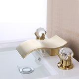 Verbreiteter Wasserfall-Wasserhahn mit 2 Kristallgriffen für Waschbecken an Deck in gebürstetem Gold