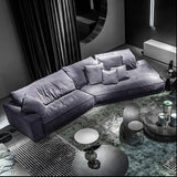 Moderne, dunkelgraue Sofas im Wohnzimmer
