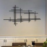 Decoración minimalista de pared de metal negro con líneas verticales