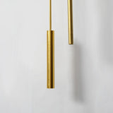 Moderne markante Wanduhr aus Metall mit goldenem Pendel