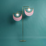 Lámpara de Pie Lineal 2 Luces con Macramé de Flecos Rosa y Colgante Tonos Dorados