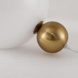 Lámpara de mesa de globo blanco de 1 luz con base de globo dorado