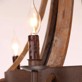 Rustikaler 5-flammiger Kronleuchter aus recyceltem Holz und rostfarbenem Metall mit Kerzenlicht
