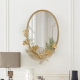 Glam Ovaler, ausgehöhlter Ginkgo-Blätter-Wandspiegel aus goldfarbenem Metall