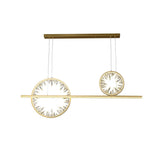 Moderne lineare Kristall-Kücheninsel aus hellem Metall in Gold mit geometrischer Pendelleuchte