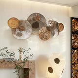 Runde gewebte Rattan-Wanddekoration im überlappenden Holz-Wabi-Sabi-Stil