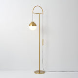 Lampadaire moderne à arc en or avec une nuance de globe en verre blanc 1-Light