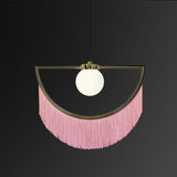 Elegante lámpara colgante de borla rosa de ensueño con flecos y media luna dorada con pantalla de globo