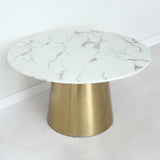 Moderner Marmor-Esstisch mit rundem Sockel, goldener Edelstahlsockel