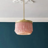 Moderna y elegante lámpara colgante con borla rosa de 1 luz en acabado dorado