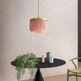 Moderna y elegante lámpara colgante con borla rosa de 1 luz en acabado dorado