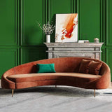 Modernes 94,5-Zoll-Sofa, bronzefarbener Samt, gebogenes Sofa, goldenes Metall-Wurfkissen im Lieferumfang enthalten