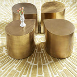 Mesa auxiliar posmoderna de metal con diseño de gota de agua Mesa auxiliar en oro cepillado de una sola pieza