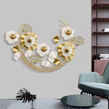 Luxuriöse Wanddekoration aus Metall mit goldenen und weißen Blättern und Blumen