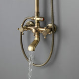 伝統的な降雨の露出したシャワーフィクスチャとアンティークの真鍮の浴槽の噴出