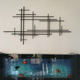Minimalistische Wanddekoration aus schwarzem Metall mit vertikalen Linien