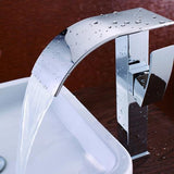 Grifo monomando para lavabo tipo cascada Taboro de un orificio en cromo pulido