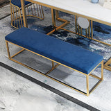 金の金属フレームが付いている現代青いベルベットの寝室のベンチ