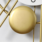 Reloj de pared de metal distintivo moderno con péndulo dorado