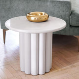 ユニークなデザインのモダンな白い溝付きサイド テーブル ラウンド ウッド エンド テーブル