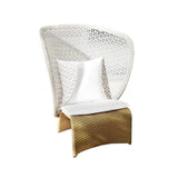 Hofer Rootan Outdoor Wingback Chaise avec un oreiller de coussin blanc avec un fond arqué