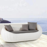 Rundes Outdoor-Sofa aus weißem geflochtenem Rattan mit Kissen und Kissen und gebogener Rückenlehne